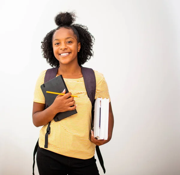 Porträtt Afrikansk Amerikansk Tonåring Flicka Student Hålla Väska Och Böcker — Stockfoto