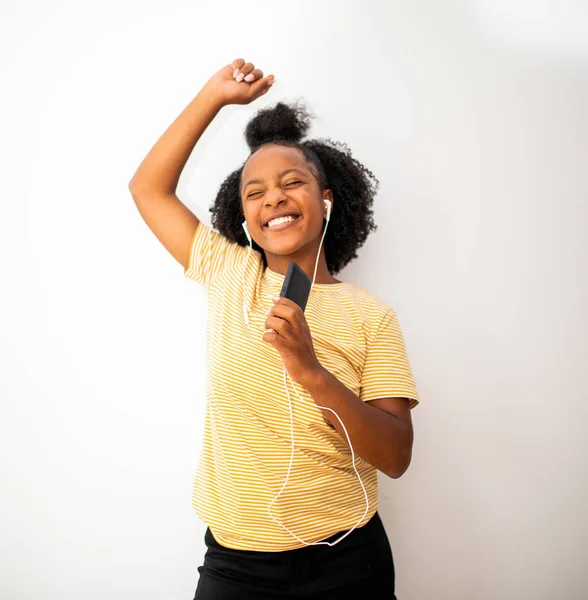 Portret Afrikaans Amerikaans Tiener Meisje Luisteren Naar Muziek Met Mobiele — Stockfoto