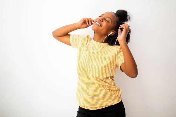 Portrét Africký Americký Dospívající Dívka Poslech Hudby Mobilním Telefonem Sluchátky — Stock fotografie