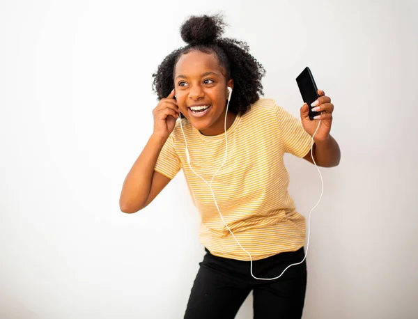 Porträtt Afrikansk Amerikansk Tonåring Flicka Lyssnar Musik Med Mobiltelefon Och — Stockfoto