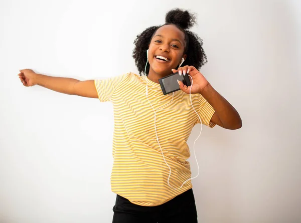 Porträtt Afrikansk Amerikansk Tonåring Flicka Lyssnar Musik Med Mobiltelefon Och — Stockfoto