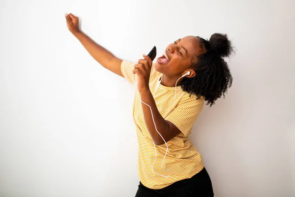 Retrato Alegre Jovem Afro Americana Ouvindo Música Com Telefone Celular — Fotografia de Stock