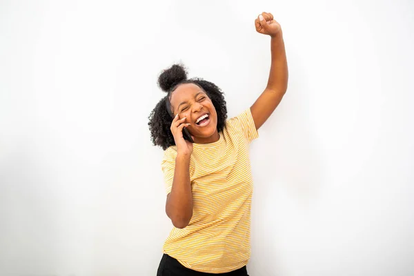 Retrato Alegre Afroamericana Chica Hablando Con Teléfono Móvil Brazo Levantado —  Fotos de Stock