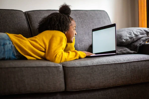 Portrait Fille Afro Américaine Couchée Sur Canapé Regardant Écran Ordinateur — Photo