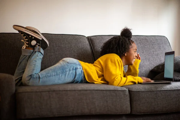 Porträtt Glad Afrikansk Amerikansk Flicka Liggande Soffan Tittar Bärbar Dator — Stockfoto