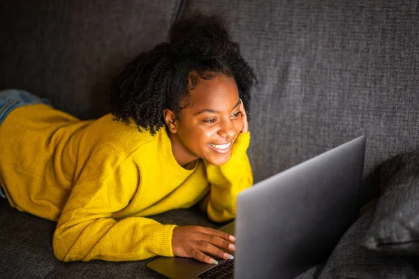 Porträtt Leende Ung Afrikansk Amerikansk Kvinna Söker Bärbar Dator Skärm — Stockfoto