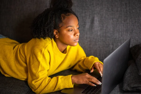 Porträtt Ung Afrikansk Amerikansk Kvinna Avkopplande Soffan Med Bärbar Dator — Stockfoto