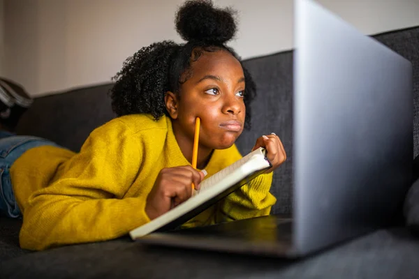 Närbild Porträtt Afrikanska Flicka Student Tittar Bärbar Dator Skärm — Stockfoto