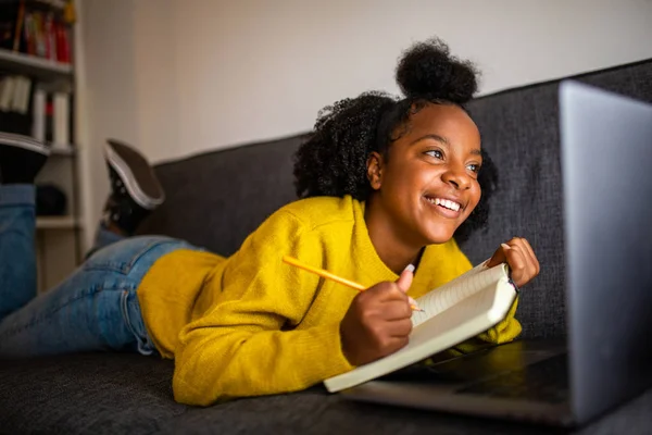 Porträtt Lycklig Afrikansk Amerikansk Flicka Student Tittar Bärbar Dator Skärm — Stockfoto