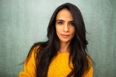 Güzel Kuzey Afrikalı bir kadın dik dik bakıyor. 