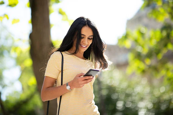 Retrato Mujer Joven Aire Libre Mirando Teléfono Móvil Sonriendo — Foto de Stock