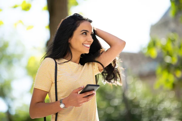 Portrait Latéral Belle Jeune Femme Souriante Marchant Regardant Téléphone Portable — Photo