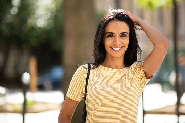 Retrato Hermosa Joven Hispana Sonriendo Con Mano Pelo — Foto de Stock