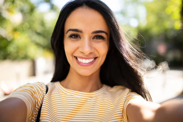 Cerca Retrato Selfie Sonriente Joven Del Norte África Fuera —  Fotos de Stock