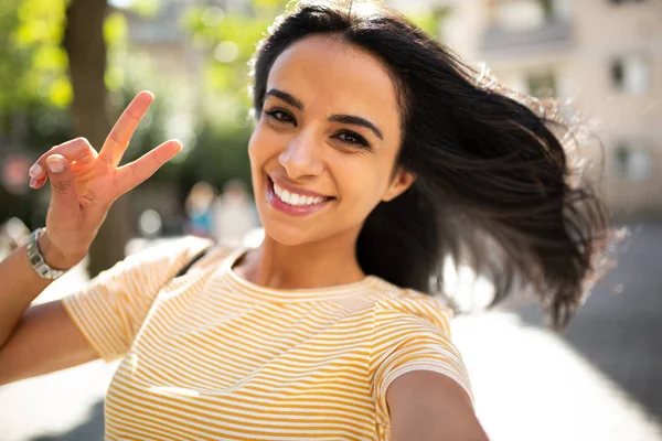 Retrato Selfie Retrato Sonriente Joven Hispana Con Signo Mano Paz —  Fotos de Stock