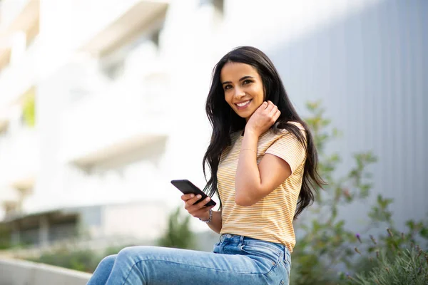 Side Portrait Smiling Young Woman Sitting Holding Mobile Phone — Stok fotoğraf