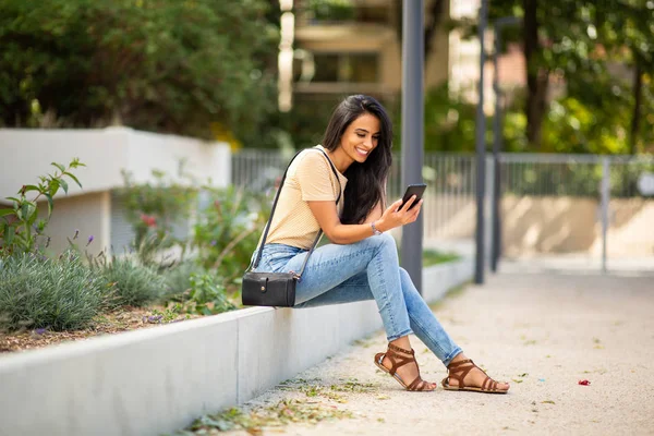 Retrato Lateral Cuerpo Entero Mujer Joven Sentada Afuera Sonriendo Mirando — Foto de Stock