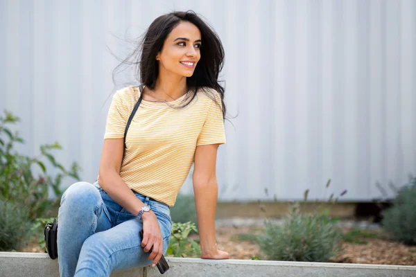 Retrato Sorrindo Bela Jovem Sentada Fora Com Telefone Celular Bolsa — Fotografia de Stock