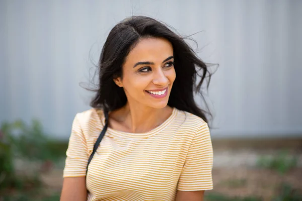 Lähikuva Muotokuva Hymyilevä Nuori Pohjois Afrikkalainen Nainen Istuu Ulkona Katselee — kuvapankkivalokuva