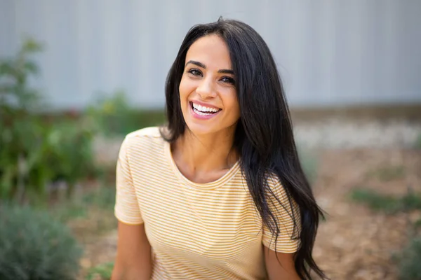 Primer Plano Retrato Sonriendo Joven Hispana Sentada Aire Libre — Foto de Stock