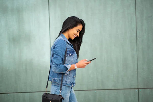 Retrato Lateral Una Joven Sonriente Caminando Con Teléfono Móvil Bolso — Foto de Stock