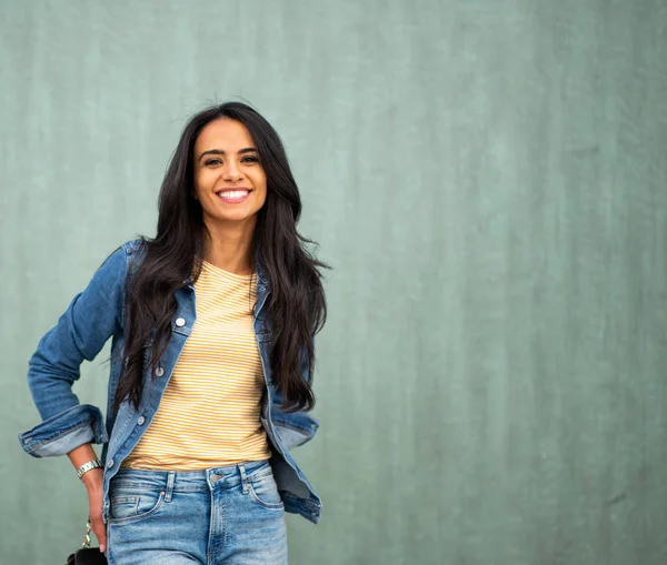 Close Ritratto Sorridente Giovane Donna Nordafricana Posa Muro Verde — Foto Stock