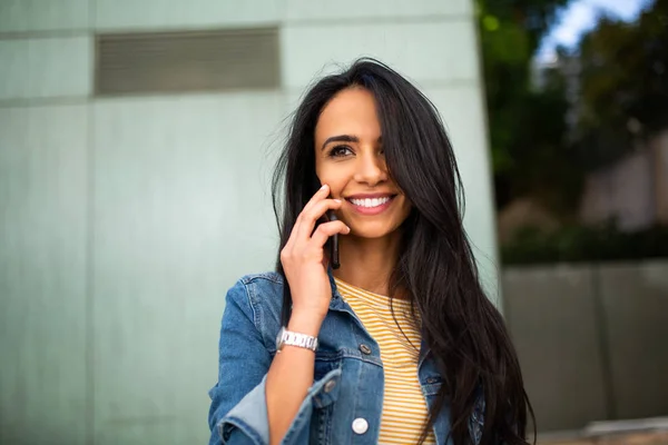 Primer Plano Retrato Atractiva Mujer Joven Sonriente Hablando Con Teléfono — Foto de Stock