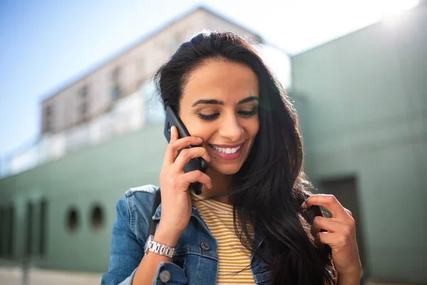 Närbild Porträtt Leende Ung Nordafrikansk Kvinna Talar Med Mobiltelefon Utanför — Stockfoto