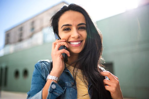 Cerca Retrato Feliz Joven Mujer Del Norte África Hablando Con — Foto de Stock