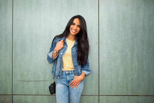 Porträt Schöne Junge Lateinische Frau Mit Handtasche Lächelnd Grüner Wand — Stockfoto