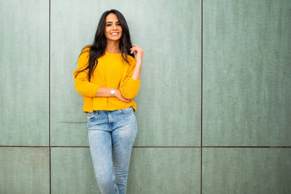 Retrato Frontal Sonriente Joven Latina Posando Pared Verde Mirando Hacia —  Fotos de Stock