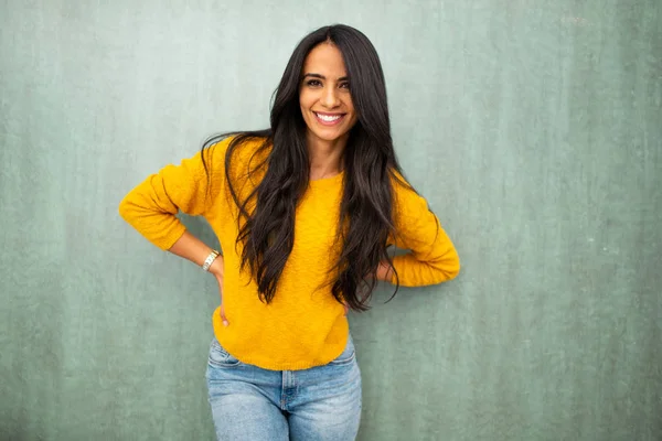 Retrato Hermosa Joven Morena Mujer Riendo Por Fondo Verde — Foto de Stock