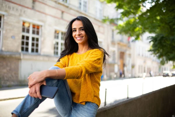 Portrét Krásná Mladá Brunetka Žena Sedí Venku Městě — Stock fotografie