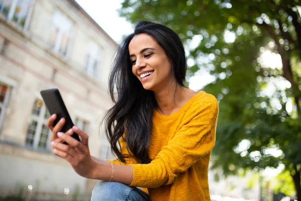 Retrato Sonriente Joven Mujer Hermosa Del Norte África Sentada Afuera — Foto de Stock