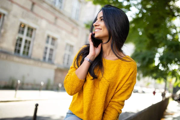 Retrato Sonriente Joven Latina Hablando Con Celular Ciudad — Foto de Stock