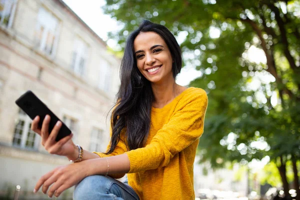 Retrato Hermosa Joven Latina Sonriendo Con Teléfono Celular Mano —  Fotos de Stock
