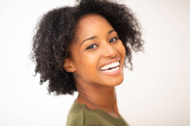 Yakın plan portre mutlu genç Afrikalı Amerikalı kadın izole beyaz arka plan