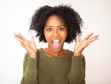 Kapalı portre, elleri açık genç siyahi kadını şaşırttı. 