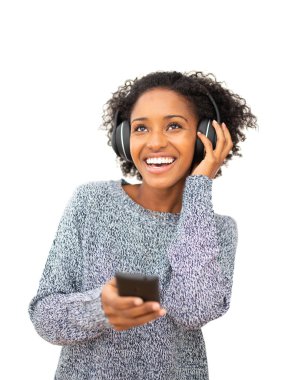 Cep telefonu ve kulaklıkları olan, müzik dinleyen mutlu, gülümseyen siyah bir kadın portresi. 