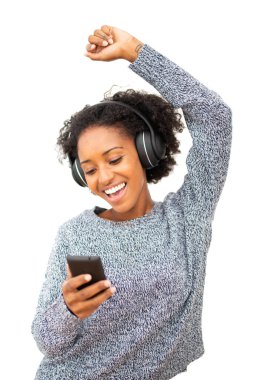 Cep telefonu ve kulaklıklı, izole edilmiş beyaz arka planda müzik dinleyen, portre dansçısı genç siyahi kadın.