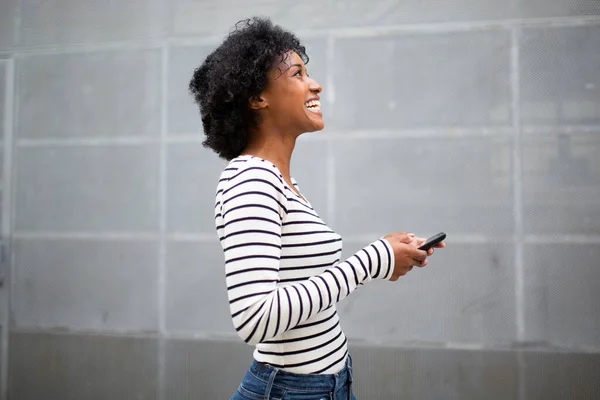 Zijportret Glimlachende Jonge Zwarte Vrouw Met Mobiele Telefoon — Stockfoto