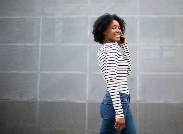 Retrato Lateral Sonriente Joven Mujer Negra Hablando Con Teléfono Móvil —  Fotos de Stock