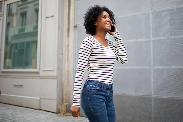 Retrato Joven Afroamericana Mujer Caminando Hablando Con Teléfono Móvil Ciudad — Foto de Stock
