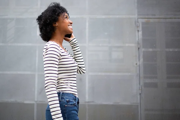 Zijportret Jonge Afrikaanse Amerikaanse Vrouw Gesprek Met Mobiele Telefoon — Stockfoto