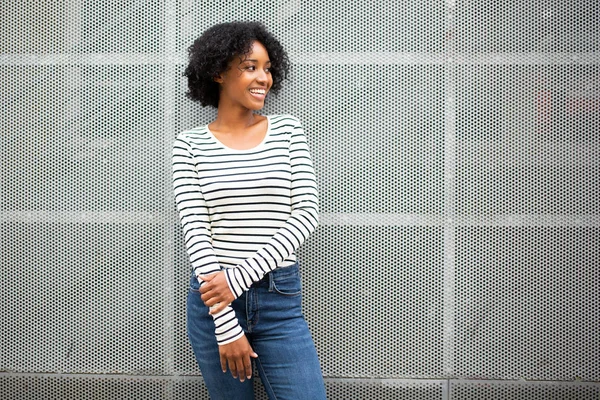 Retrato Sonriente Joven Mujer Negra Posando Pared Gris — Foto de Stock