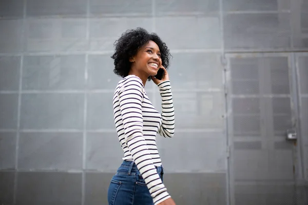 Zijportret Jonge Afrikaanse Amerikaanse Vrouw Wandelen Praten Met Mobiele Telefoon — Stockfoto