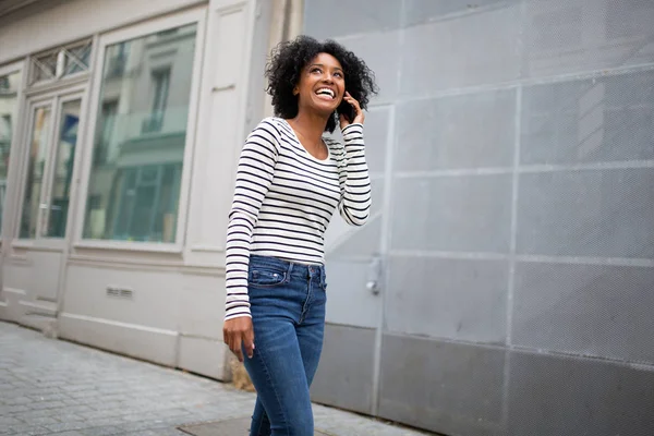 Retrato Feliz Joven Afroamericana Mujer Caminando Hablando Con Teléfono Celular — Foto de Stock