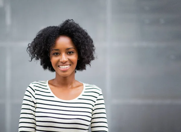Gri Duvarda Gülümseyen Güzel Bir Afrikalı Amerikalı Kadın Portresi — Stok fotoğraf