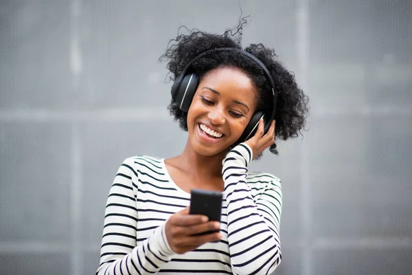 Portrait Heureuse Jeune Femme Afro Américaine Écoutant Musique Avec Téléphone — Photo