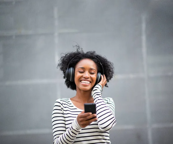 Porträt Einer Glücklichen Jungen Afroamerikanerin Die Mit Handy Und Kopfhörer — Stockfoto